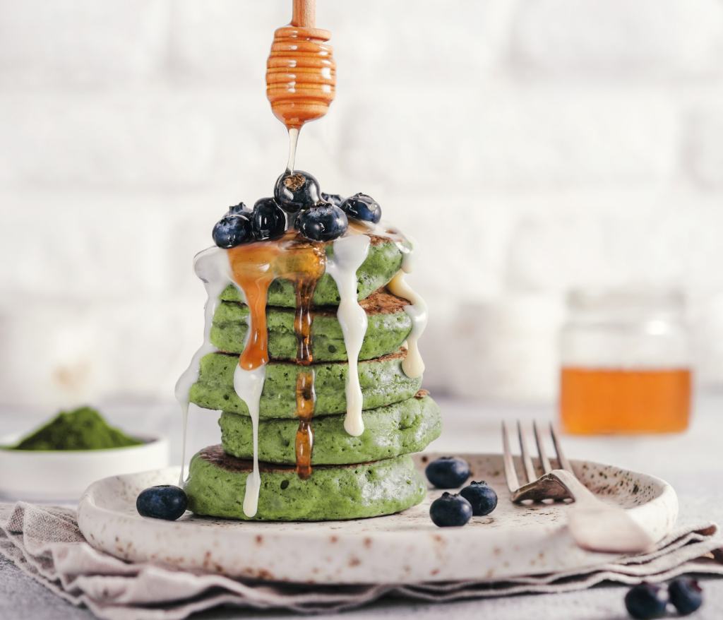 matcha powder pancakes blaubeeren honig