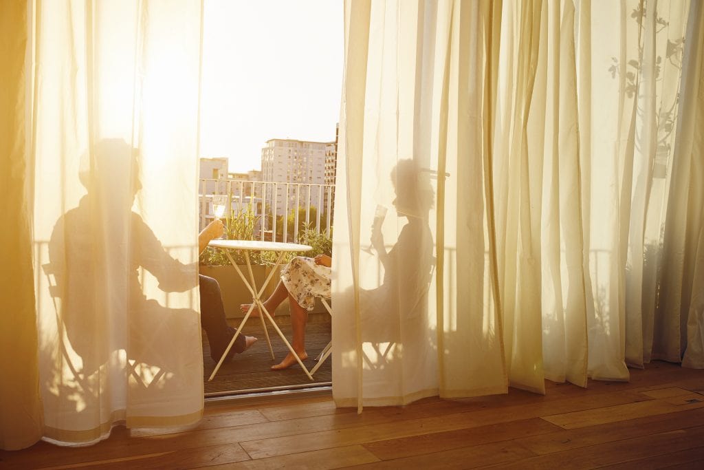 vorhänge balkon gemütlich einrichten sonnenuntergang