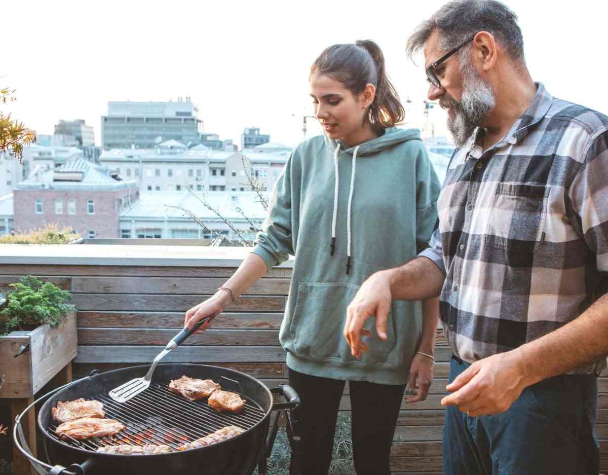 grilen balkon tochter und vater