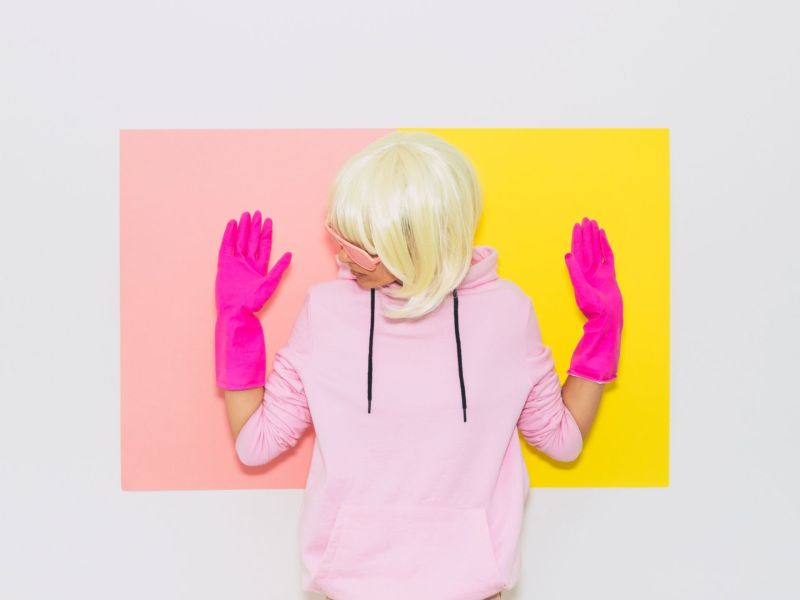 tampons entsorgen frau mit pinken handschuhen