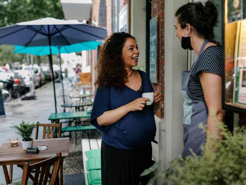 cafe corona freunde kellnerin kaffee freuen lachen frauen