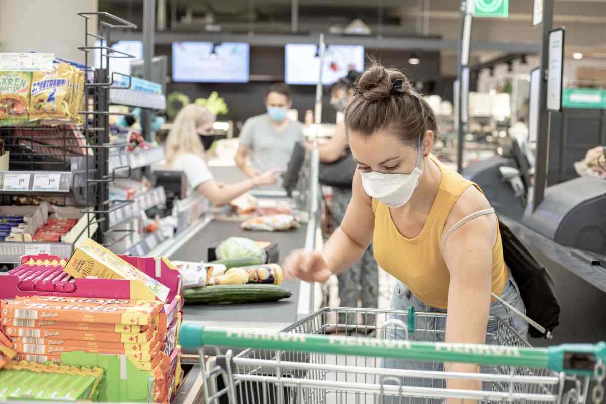 frau maske supermarkt kasse bezahlen aldi lidl rewe