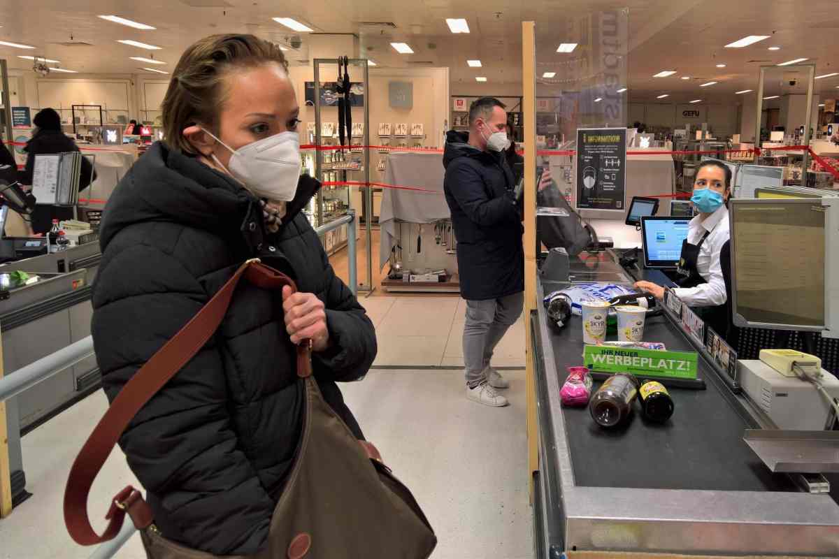 supermarkt frau kasse tasche lidl aldi penny rewe