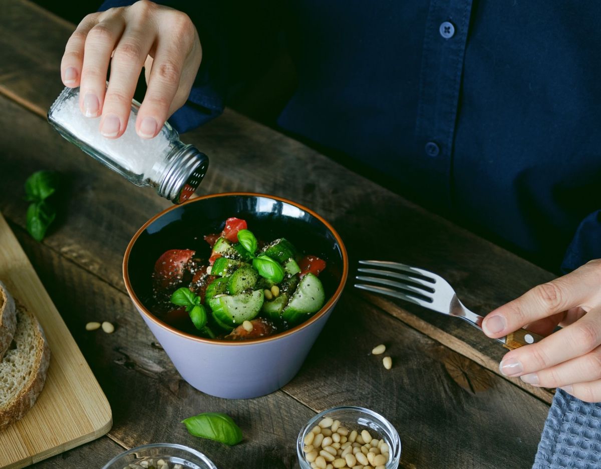 salzstreuer salat frau essen