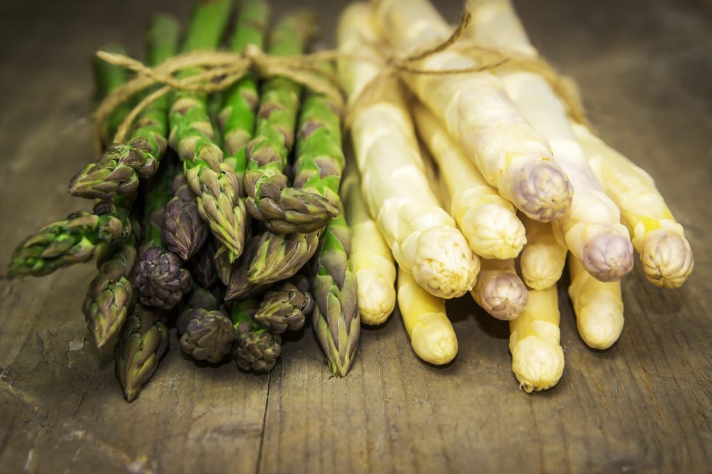 grüner und weißer Spargel