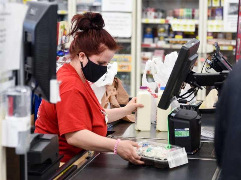 supermarkt frau kasse kassieren einkaufen