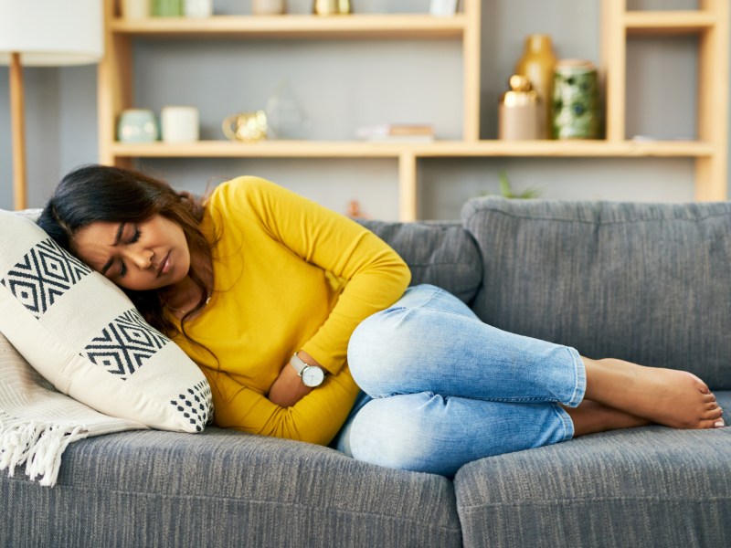 Frau Bauchschmerzen Couch