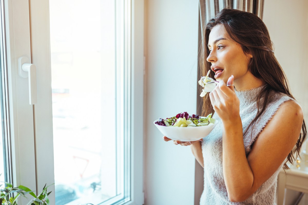 Frau Salat essen