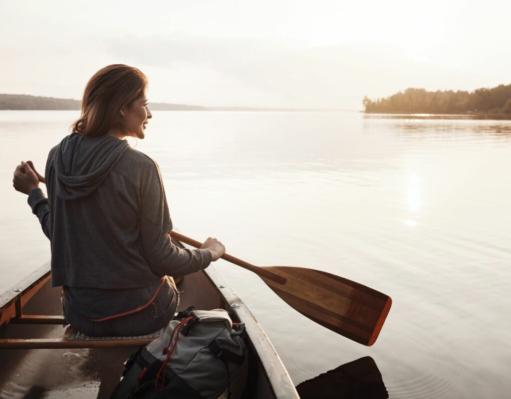 Frau auf dem Fluss in einem Boot