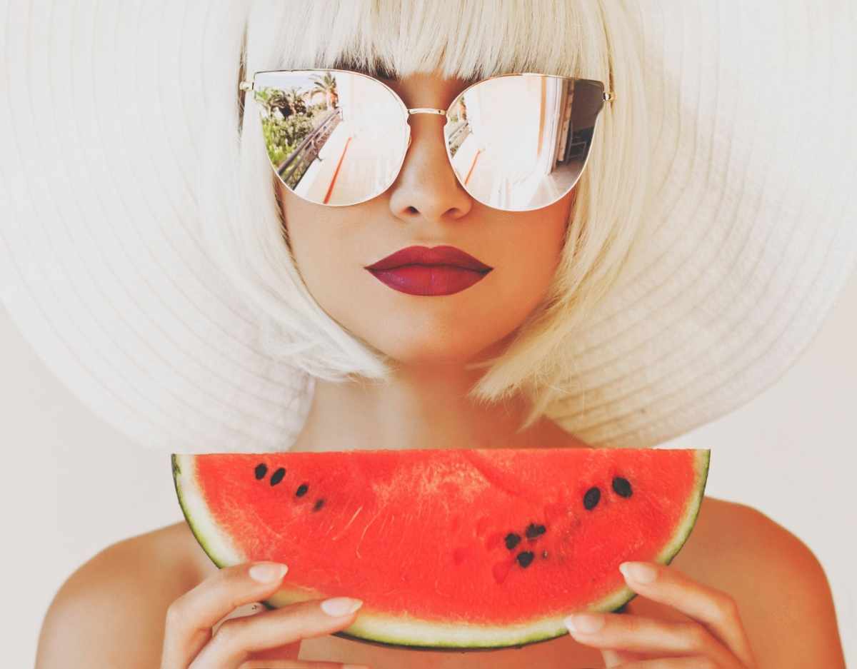 Frau mit Wassermelone