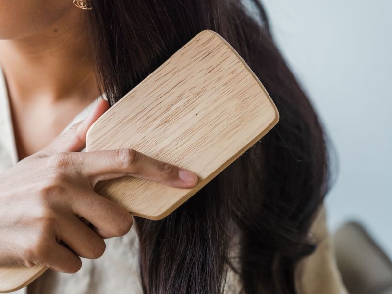 Frau bürstet Haare