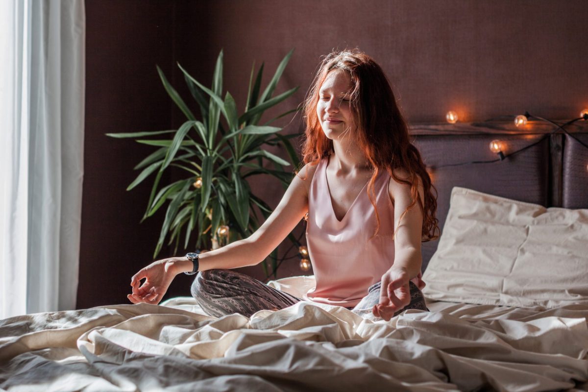 Frau Yoga im Bett