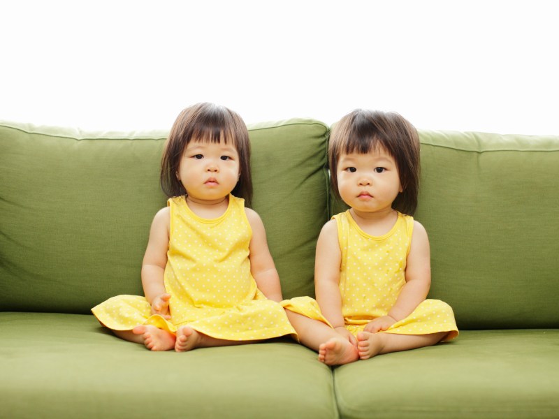 Babys kinder kleid couch gelb asien zuhause asiatisch