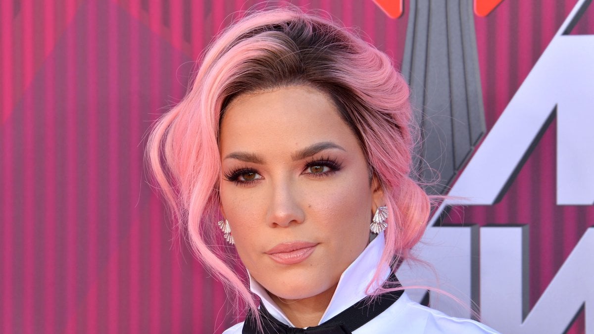 Sängerin Halsey freut sich über eine "einmalige" Geburt. © Featureflash Photo Agency/Shutterstock.com