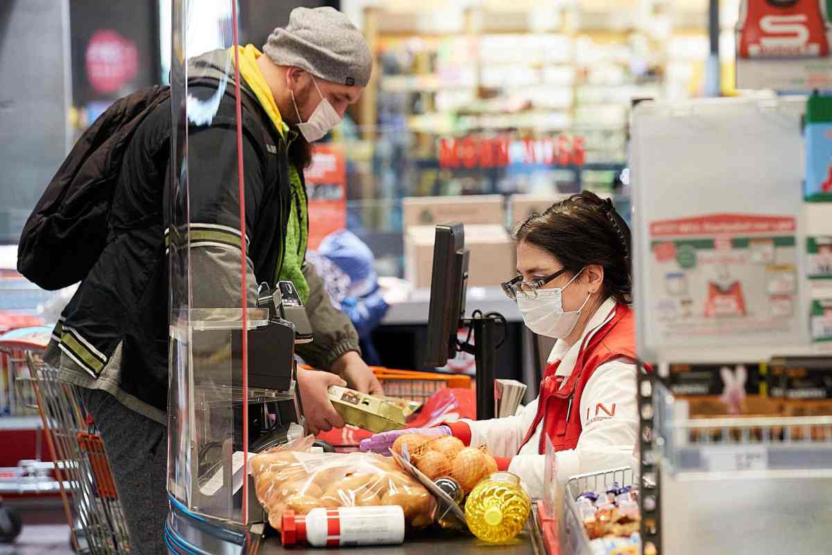 supermarkt frau kasse