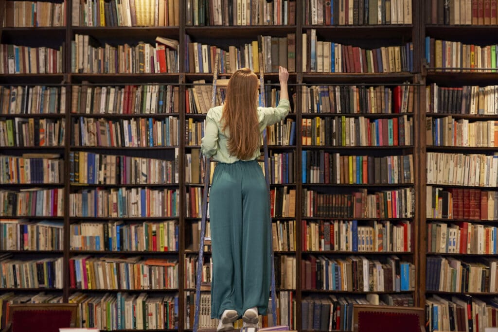 Frau mit Büchern