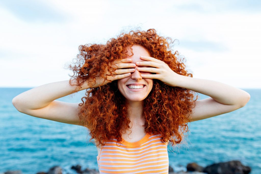 Frau mit roten Locken