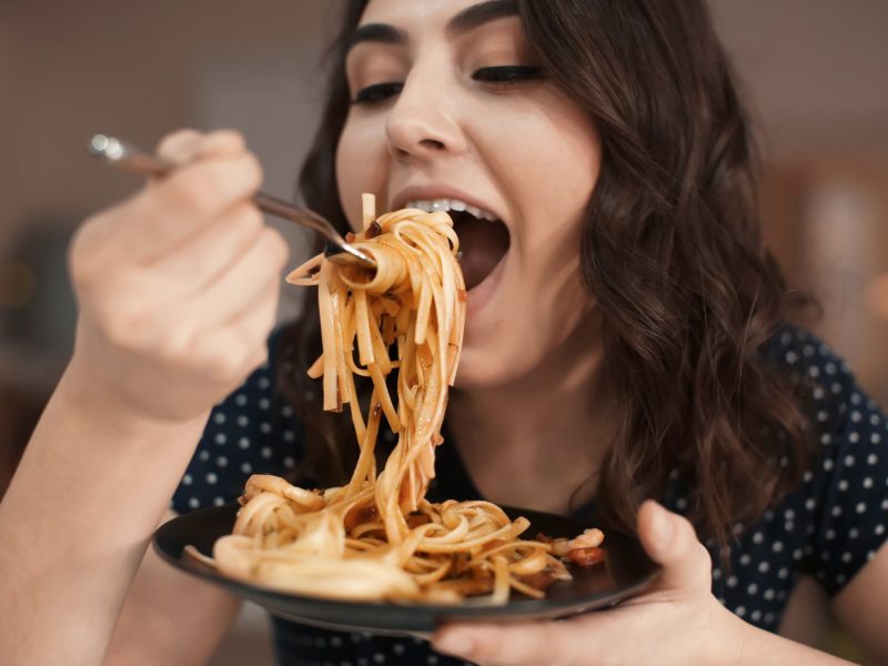 Frau Pasta essen