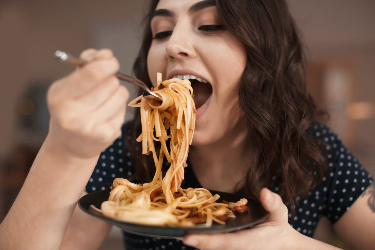 Frau Pasta essen