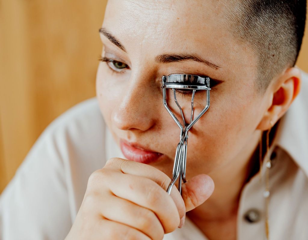 Frau benutzt Wimpernzange