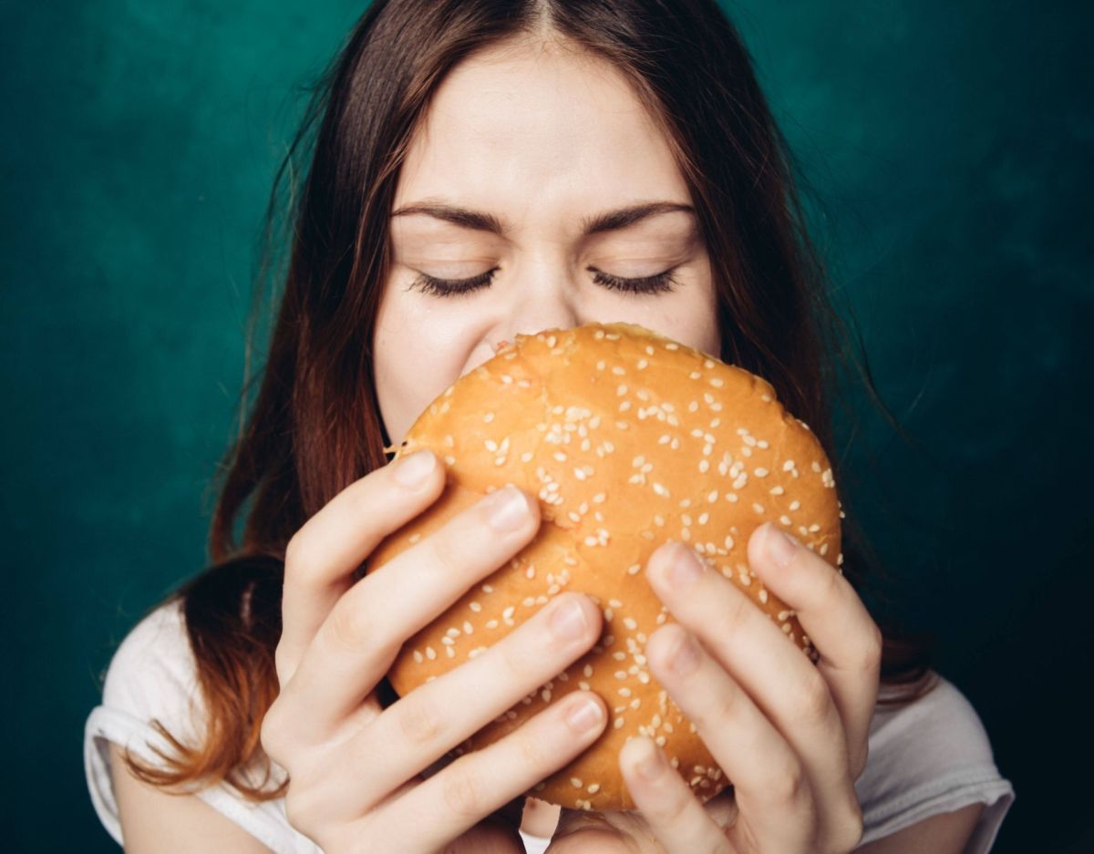 Frau geschlossene Augen Burger