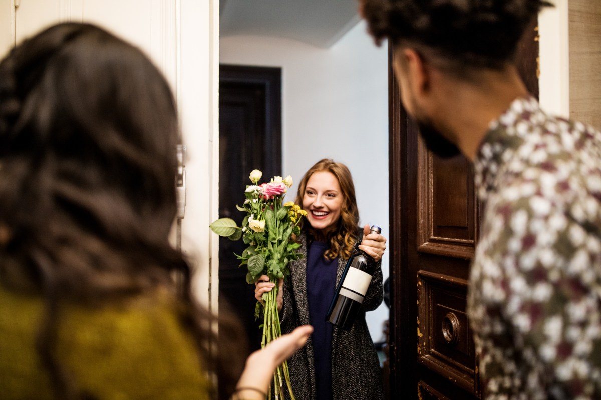 einzugsgeschenke blumenstrauß wein