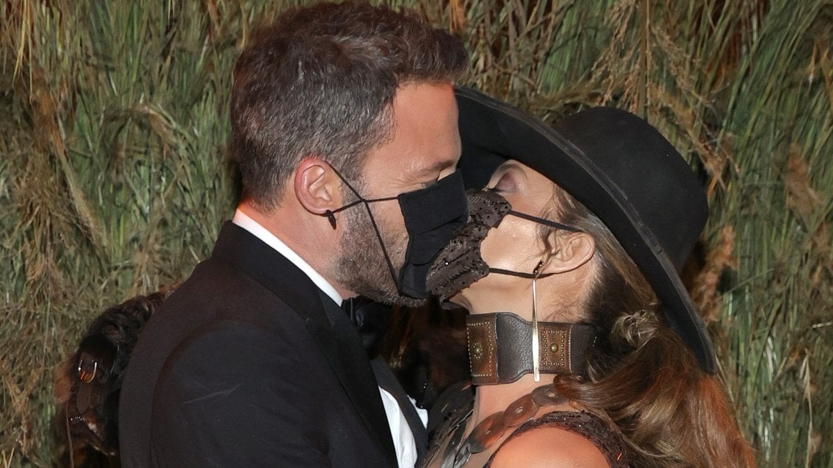 Ben Affleck und Jennifer Lopez machen aus ihrer Liebe kein Geheimnis.. © getty/[EXTRACTED]: Jamie McCarthy/MG21/Getty Images for The Met Museum/Vogue