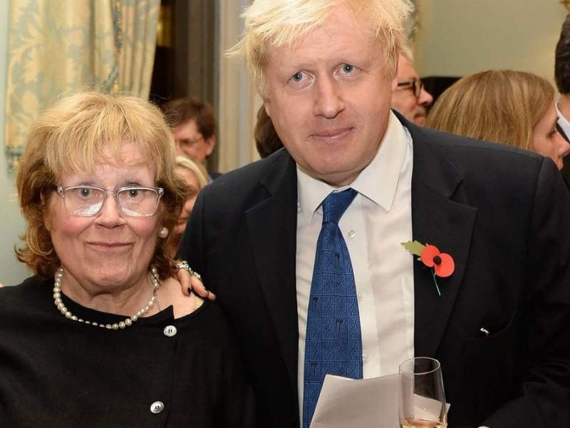 Boris Johnson 2014 mit seiner Mutter.. © imago images/Parsons Media