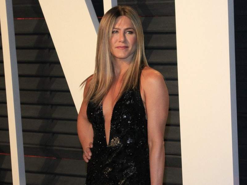 Jennifer Aniston guckt sich um - auch außerhalb der Hollywood Hills.. © Kathy Hutchins/Shutterstock