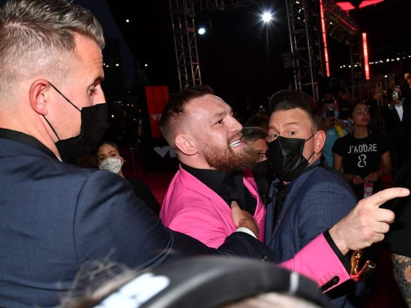 Conor McGregor wurde von Security-Männern festgehalten.. © getty/[EXTRACTED]: Jeff Kravitz/MTV VMAs 2021/Getty Images for MTV/ViacomCBS