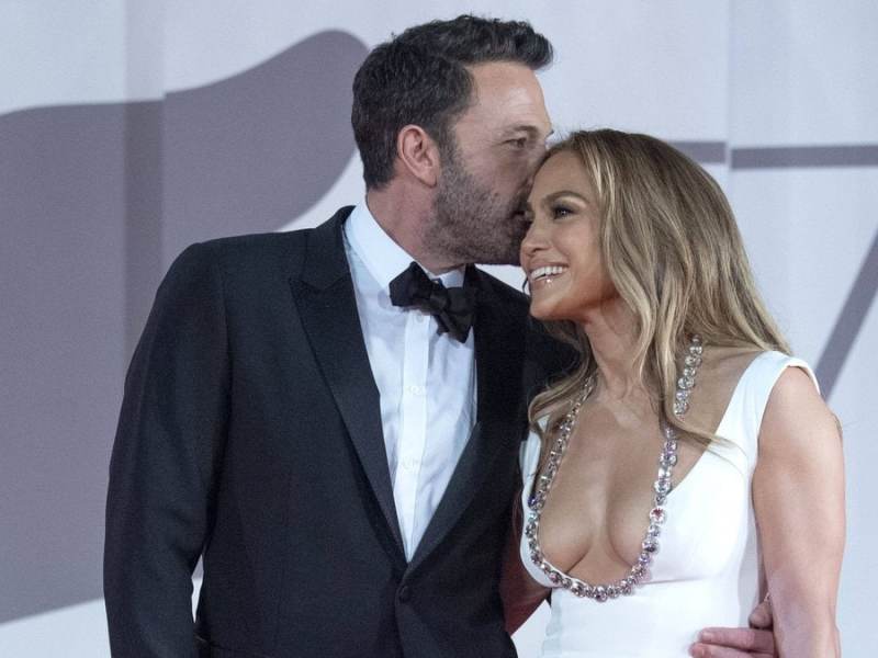 Ben Affleck und Jennifer Lopez zeigen sich glücklich verliebt in der Öffentlichkeit.. © imago/ZUMA Wire