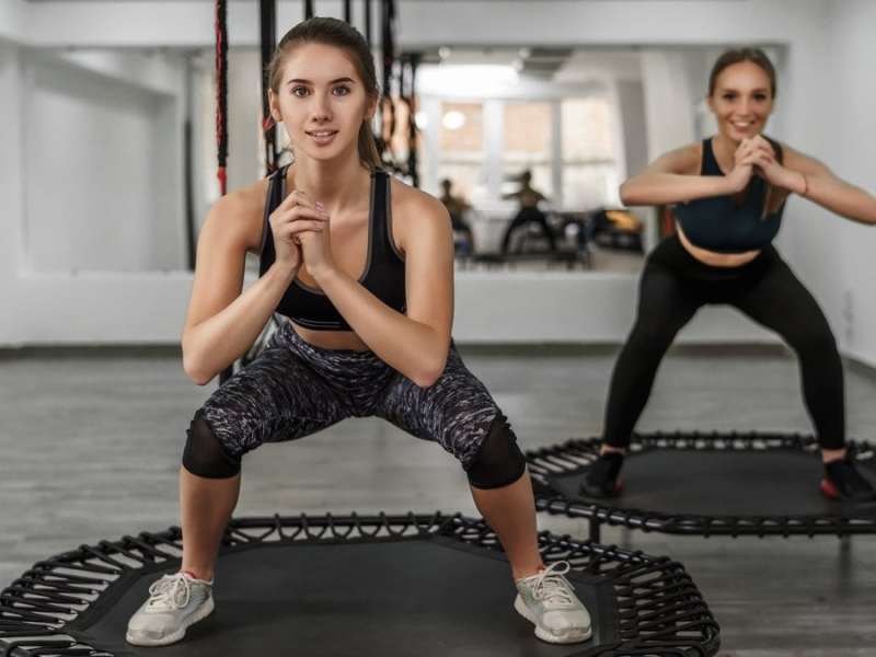 Mit den richtigen Übungen kann Trampolinspringen ein effektives Ganzkörpertraining sein.. © EZ-Stock Studio/Shutterstock.com