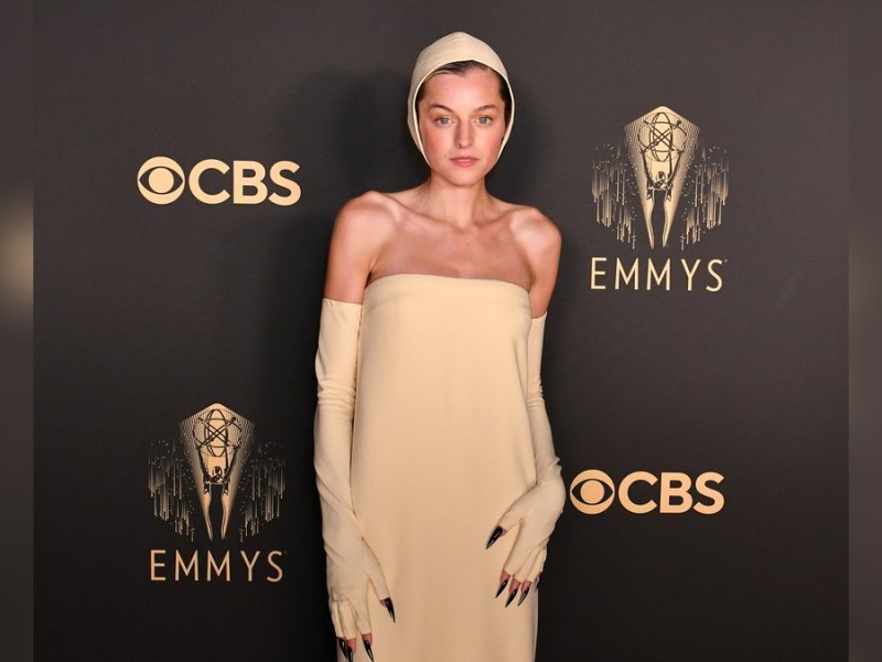 Emma Corrin mit Haube und Krallen auf dem roten Teppich der Emmy Awards.. © 2021 David M. Benett