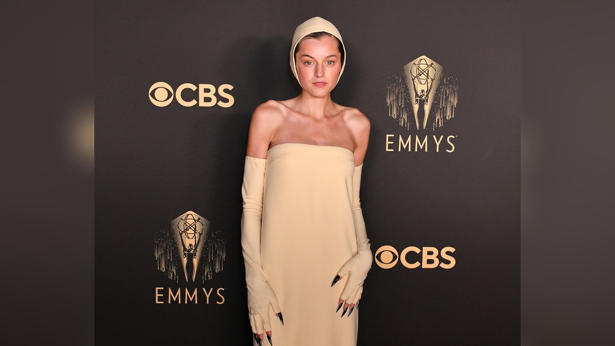 Emma Corrin mit Haube und Krallen auf dem roten Teppich der Emmy Awards.. © 2021 David M. Benett