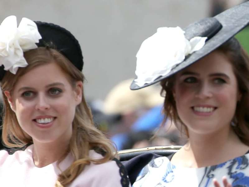 Prinzessin Beatrice (li.) und Prinzessin Eugenie 2019 bei der "Trooping The Colour"-Parade.. © Imago Images/ Matrix