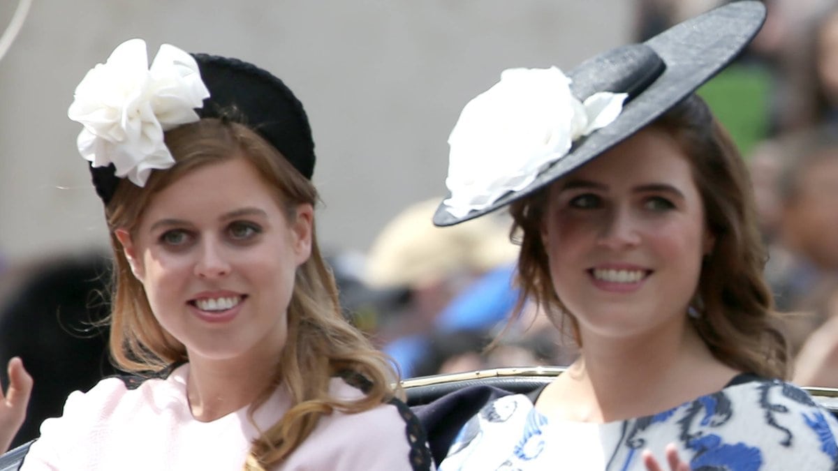 Prinzessin Beatrice (li.) und Prinzessin Eugenie 2019 bei der "Trooping The Colour"-Parade.. © Imago Images/ Matrix