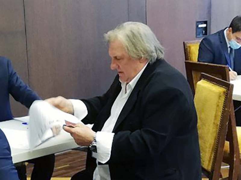 Gérard Depardieu bei seiner Stimmenabgabe in der russischen Botschaft in Paris.. © imago/ITAR-TASS