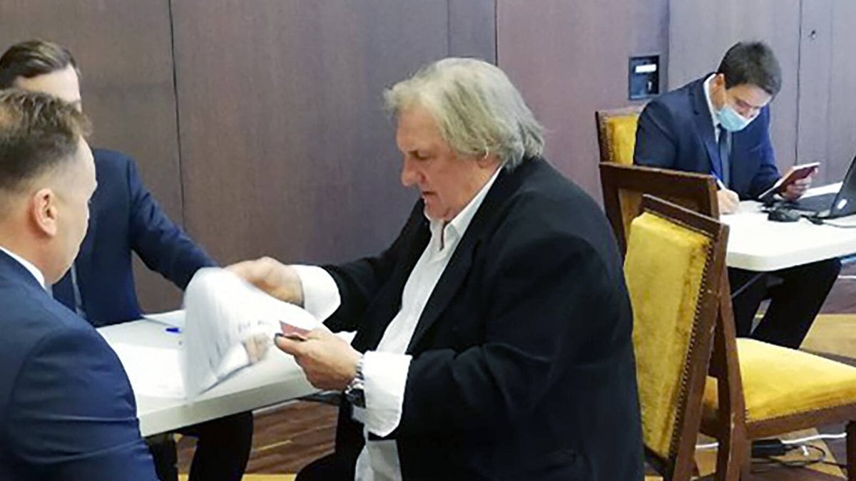 Gérard Depardieu bei seiner Stimmenabgabe in der russischen Botschaft in Paris.. © imago/ITAR-TASS