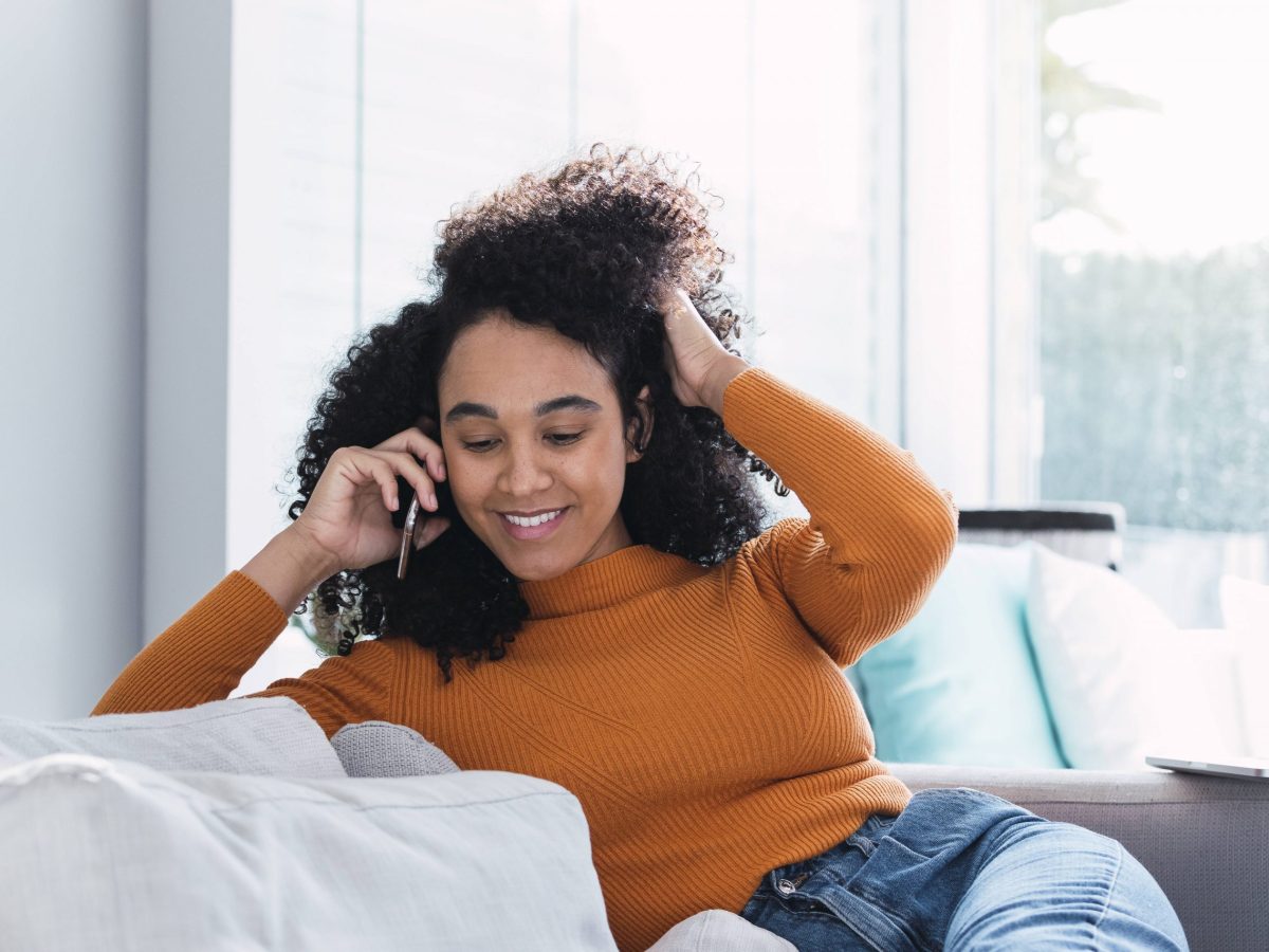 Frau telefonisches Vorstellungsgespräch