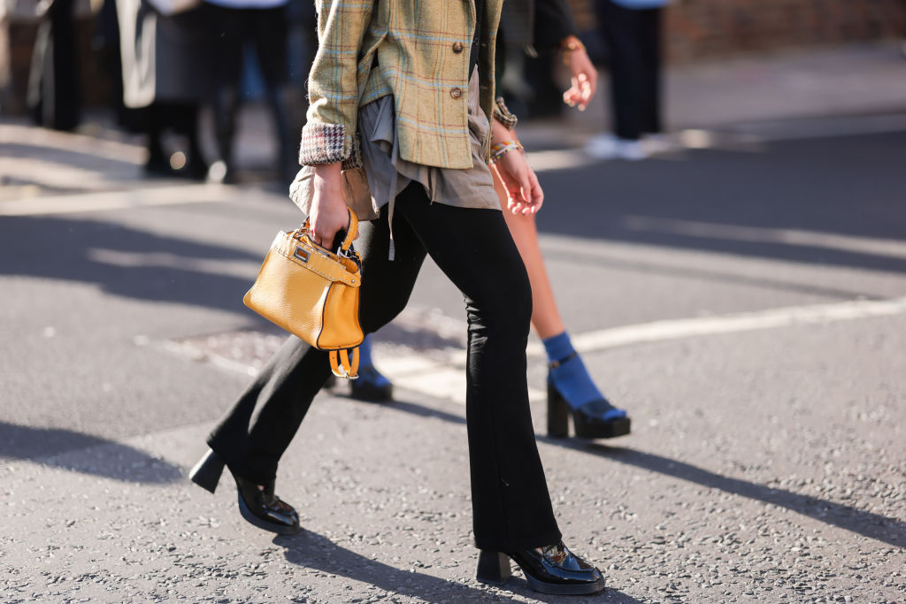 schwarze Jeans streetstyle Foto