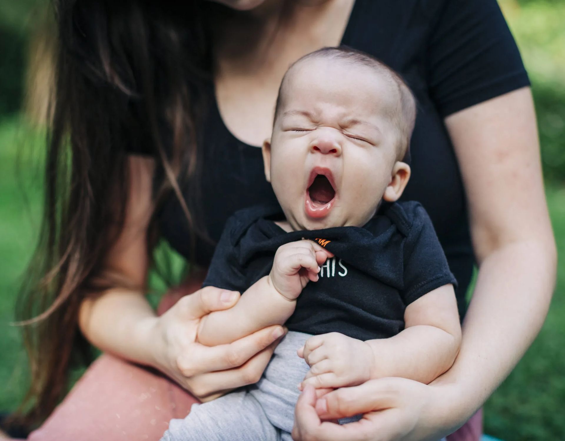 müde baby gähnen