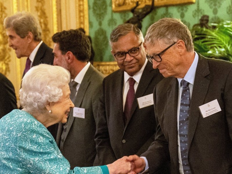 Queen Elizabeth II. begrüßt Bill Gates auf Schloss Windsor.. © imago/ZUMA Press