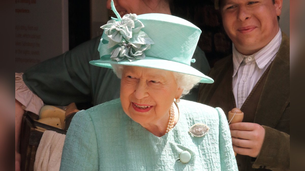 Elizabeth II. verbringt das Wochenende auf ihrem Landsitz in der Grafschaft Norfolk.. © Landmark Media. pictures@lmkmedia.com. Tel:00 44 20 7033 3830/ImageCollect