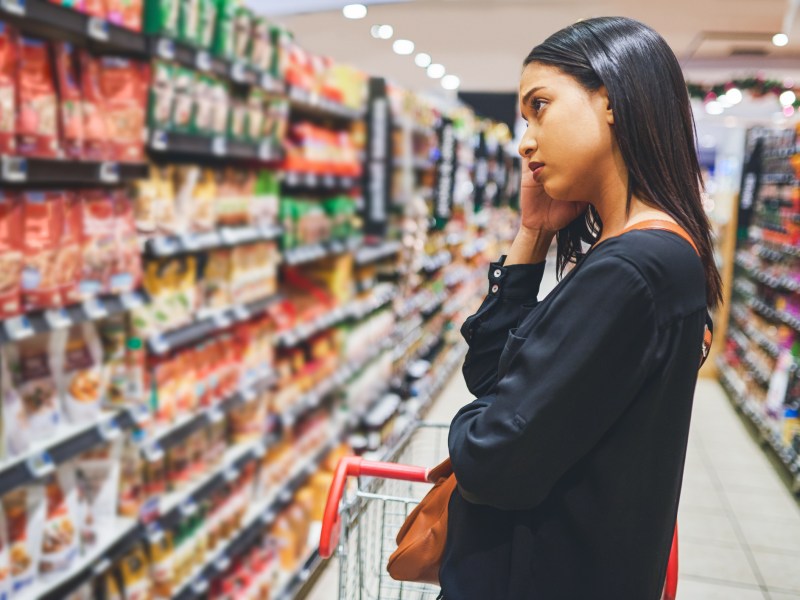 Aldi supermarkt frau regal einkauf