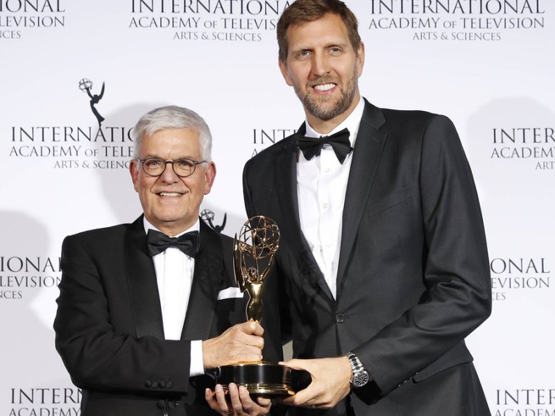 Dr. Thomas Bellut (l.) und Dirk Nowitzki in New York City.. © imago/UPI Photo