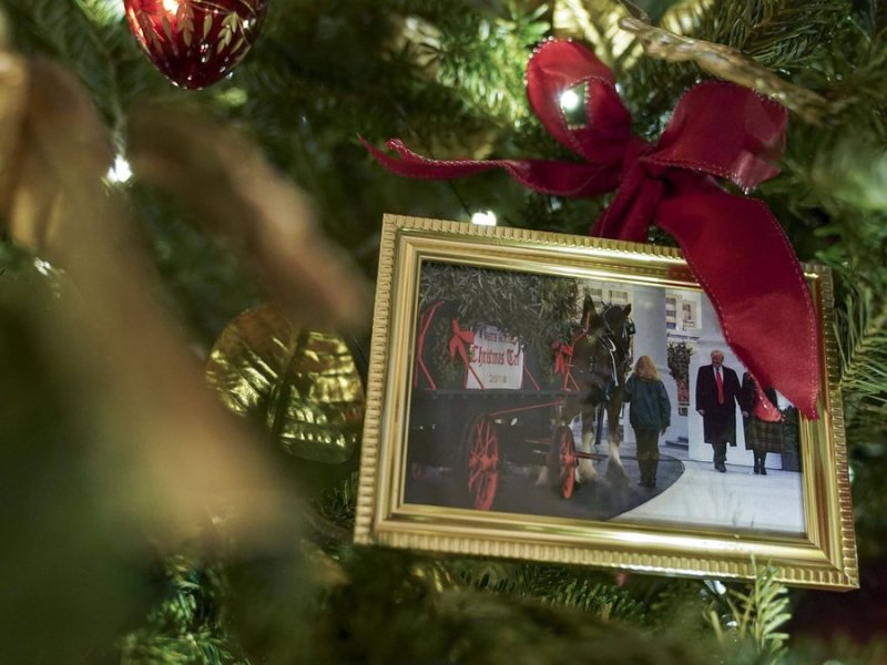 Ein Foto von Donald und Melania Trump am Weihnachtsbaum von Joe und Jill Biden.. © imago/UPI Photo