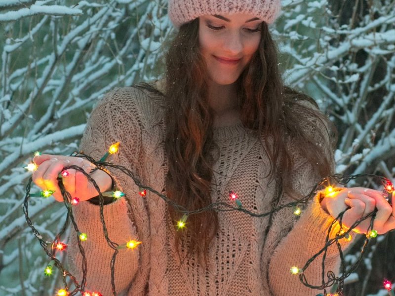 Dünne oder brüchige Isolierungen sind bei Lichterketten gefährlich.. © M Copen/Shutterstock.com