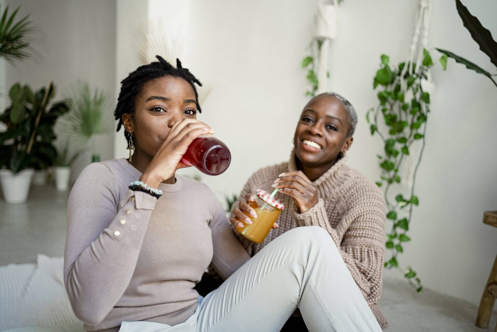 Frauen trinken Saft