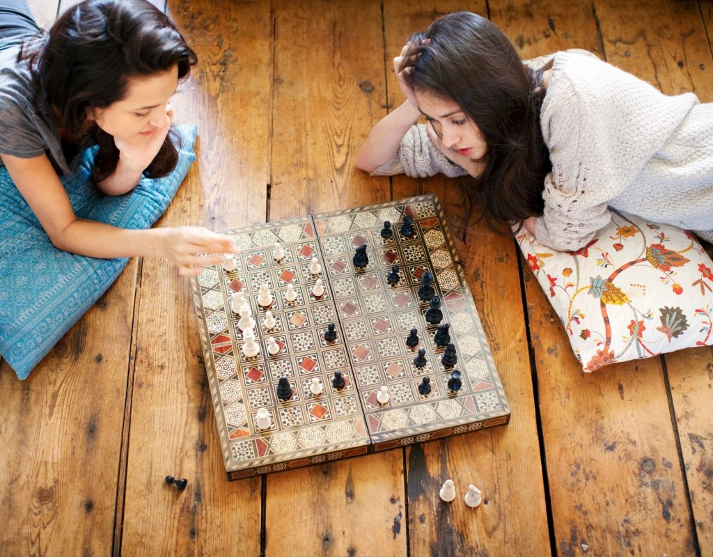 Frauen spielen ein Brettspiel