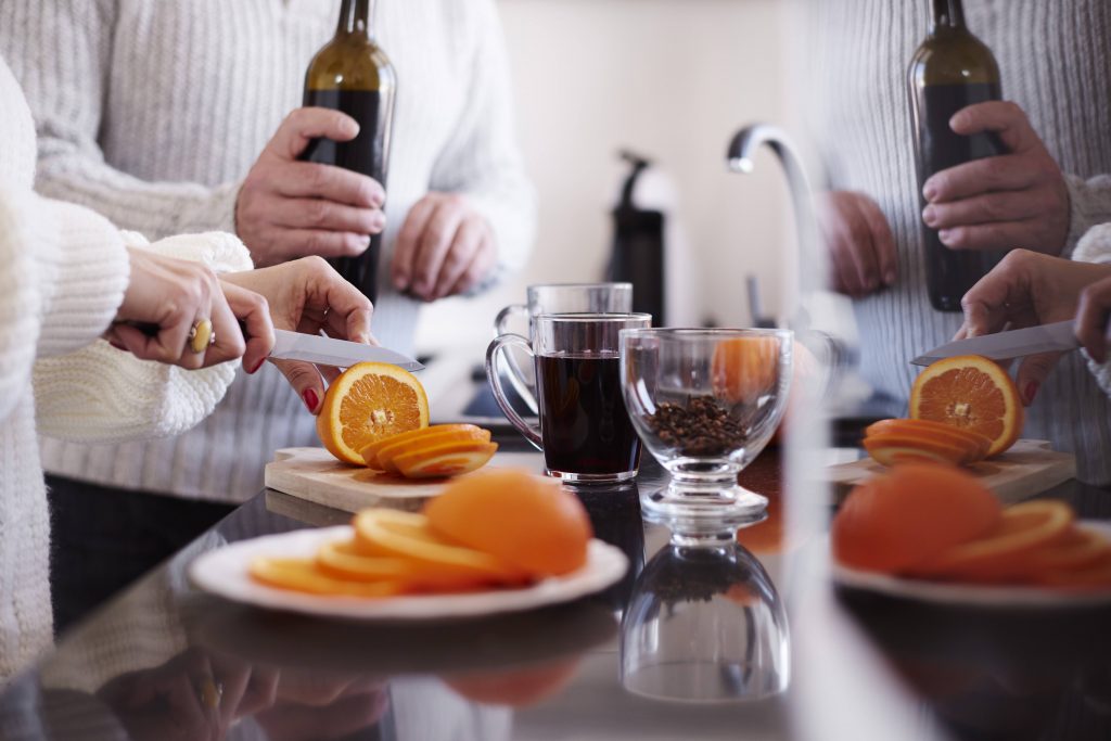 Glühwein der zubereitet wird 